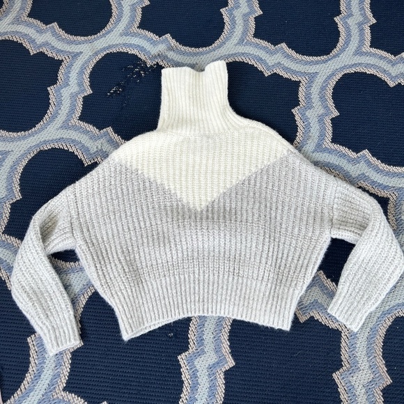 Romeo & Juliet Couture Chunky Knit Cropped Sweater Size Medium Long Sleeves - Picture 8 of 9